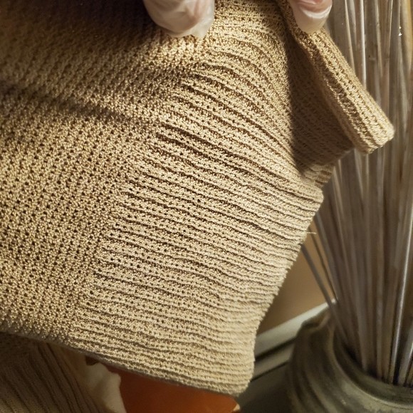 NEW LISTING large ecru sweater with surprise back - Picture 7 of 10